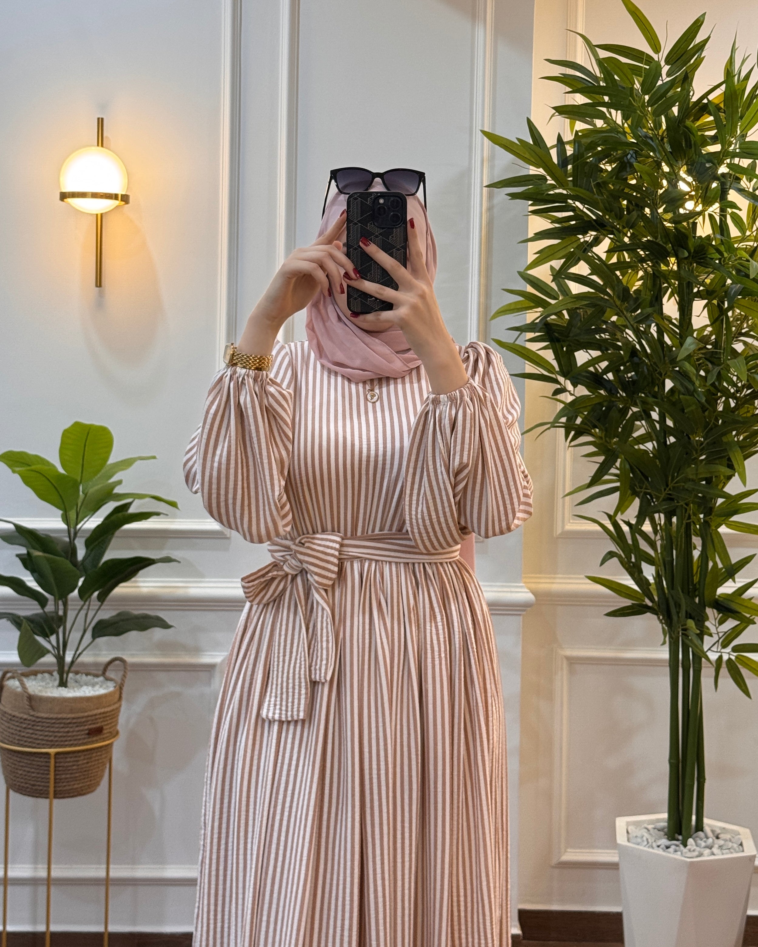 ROBE ÉTÉ PARIS A RAYURE STYLE COL FERMÉ COULEUR BEGE ROSÉ