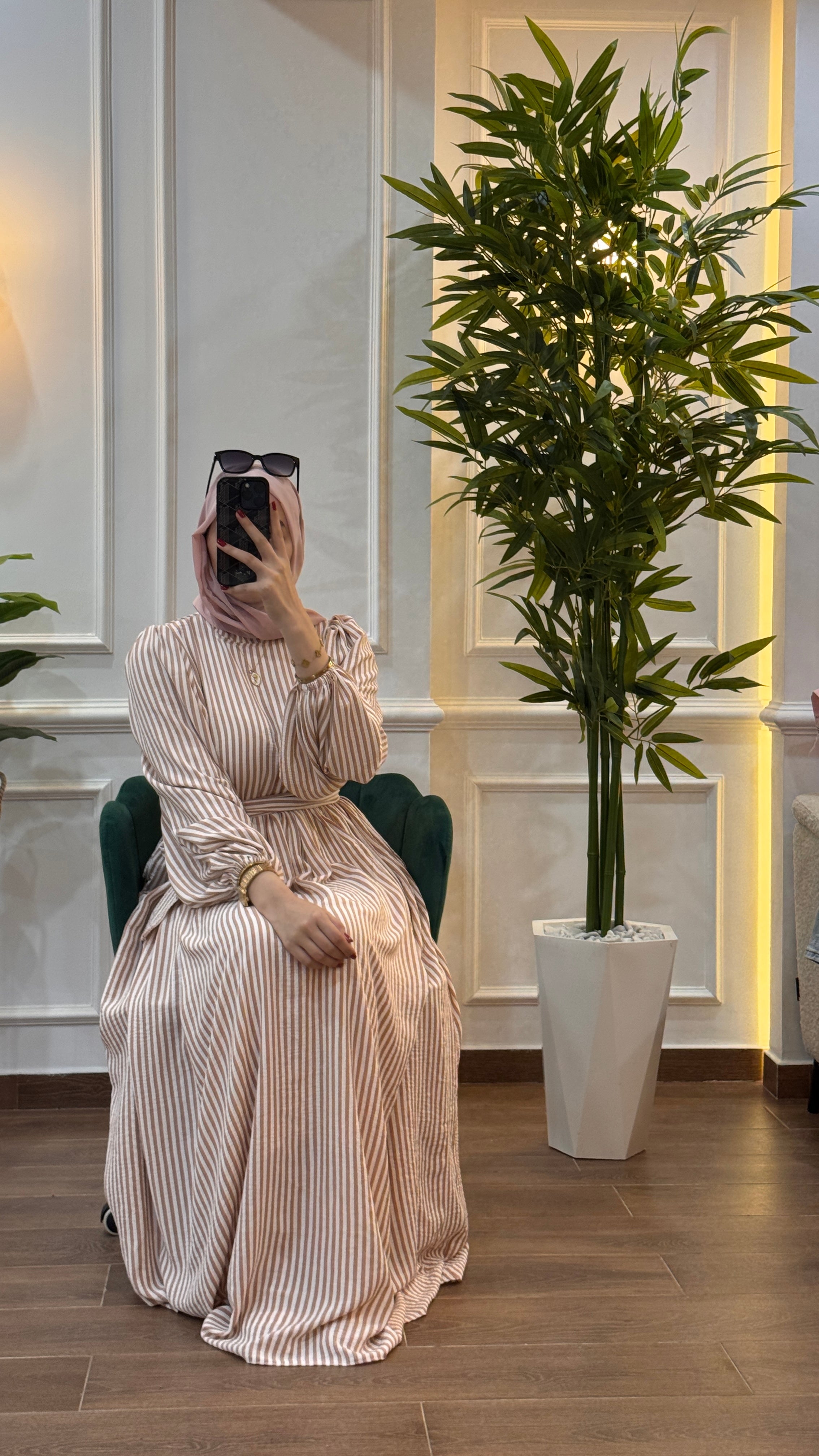 ROBE ÉTÉ PARIS A RAYURE STYLE COL FERMÉ COULEUR BEGE ROSÉ