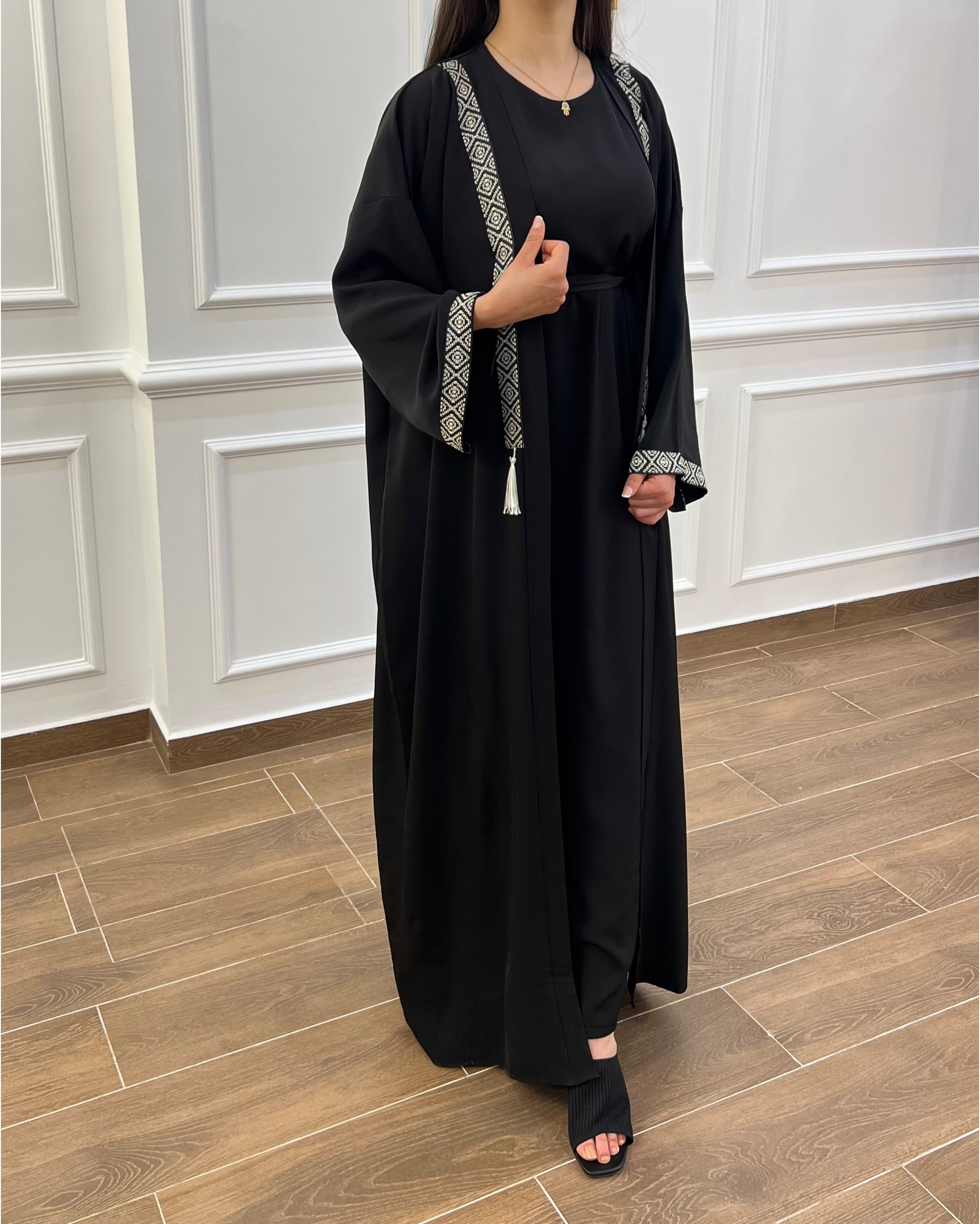 ABAYA+ROBE TRÈS CLASSE EN COULEUR NOIR
