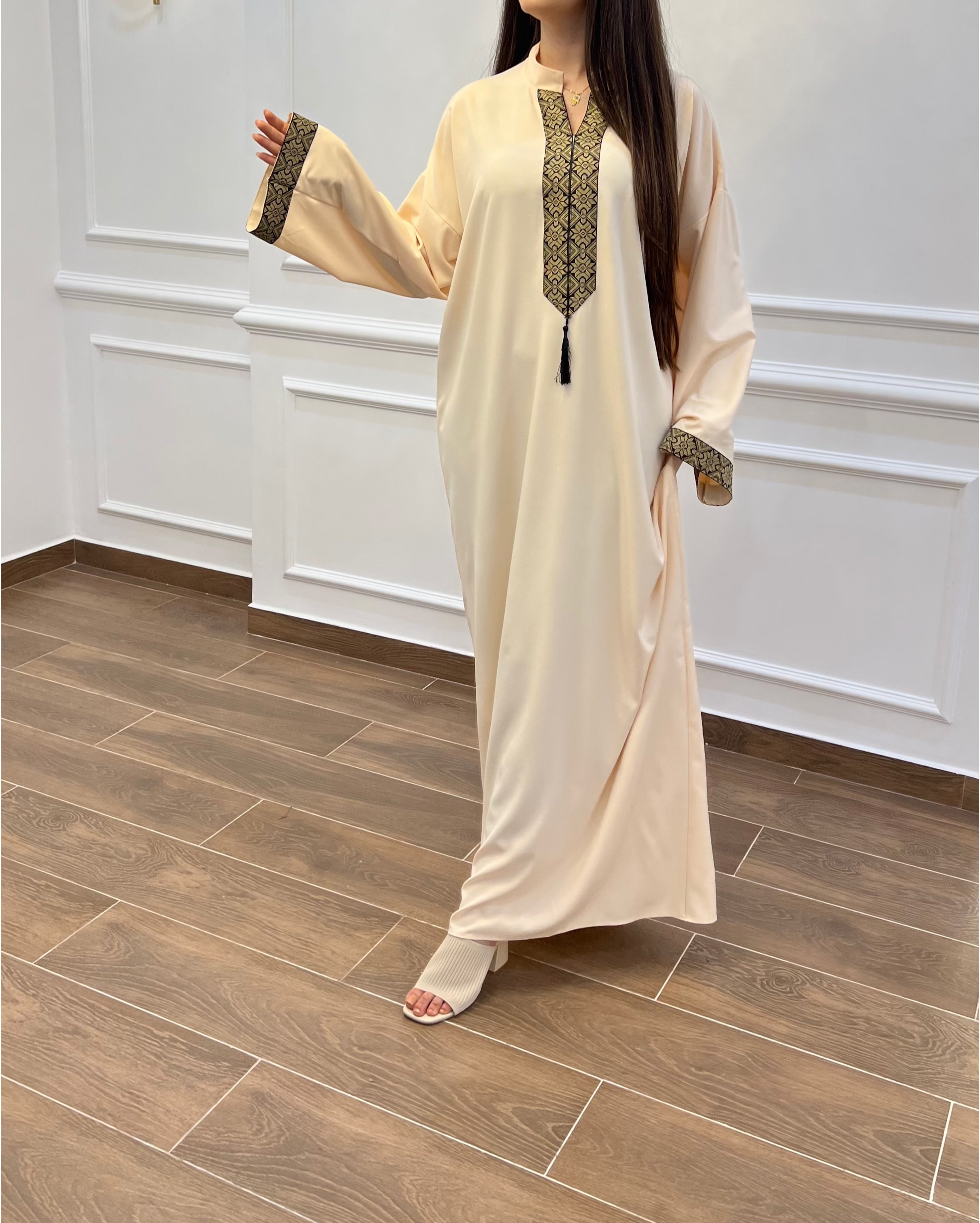 DJEBBA TRADITIONNELLE STYLE DJELLABA EN COULEUR BEIGE
