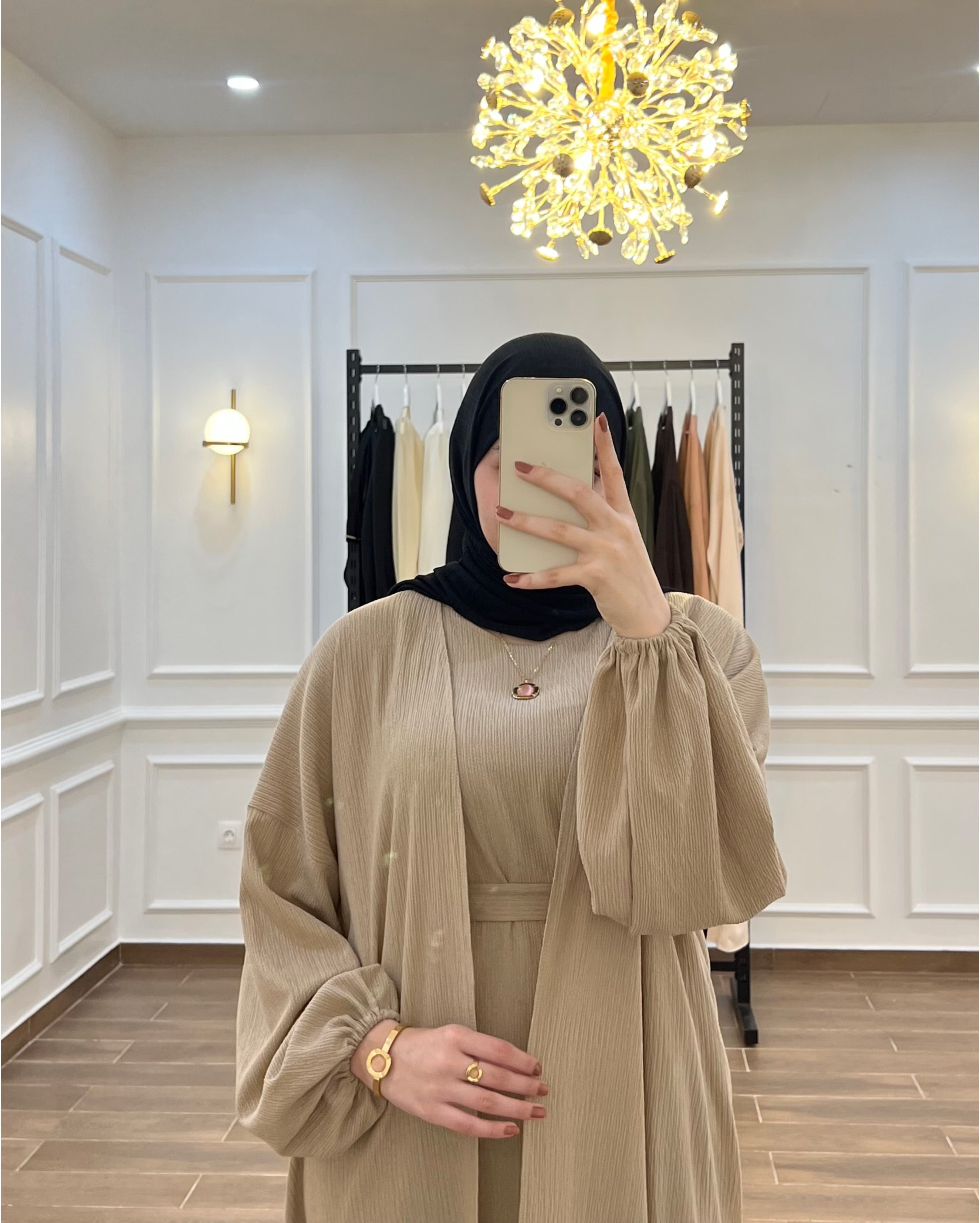 ABAYA + ROBE FROISSÉE EN BEIGE FONCÉ
