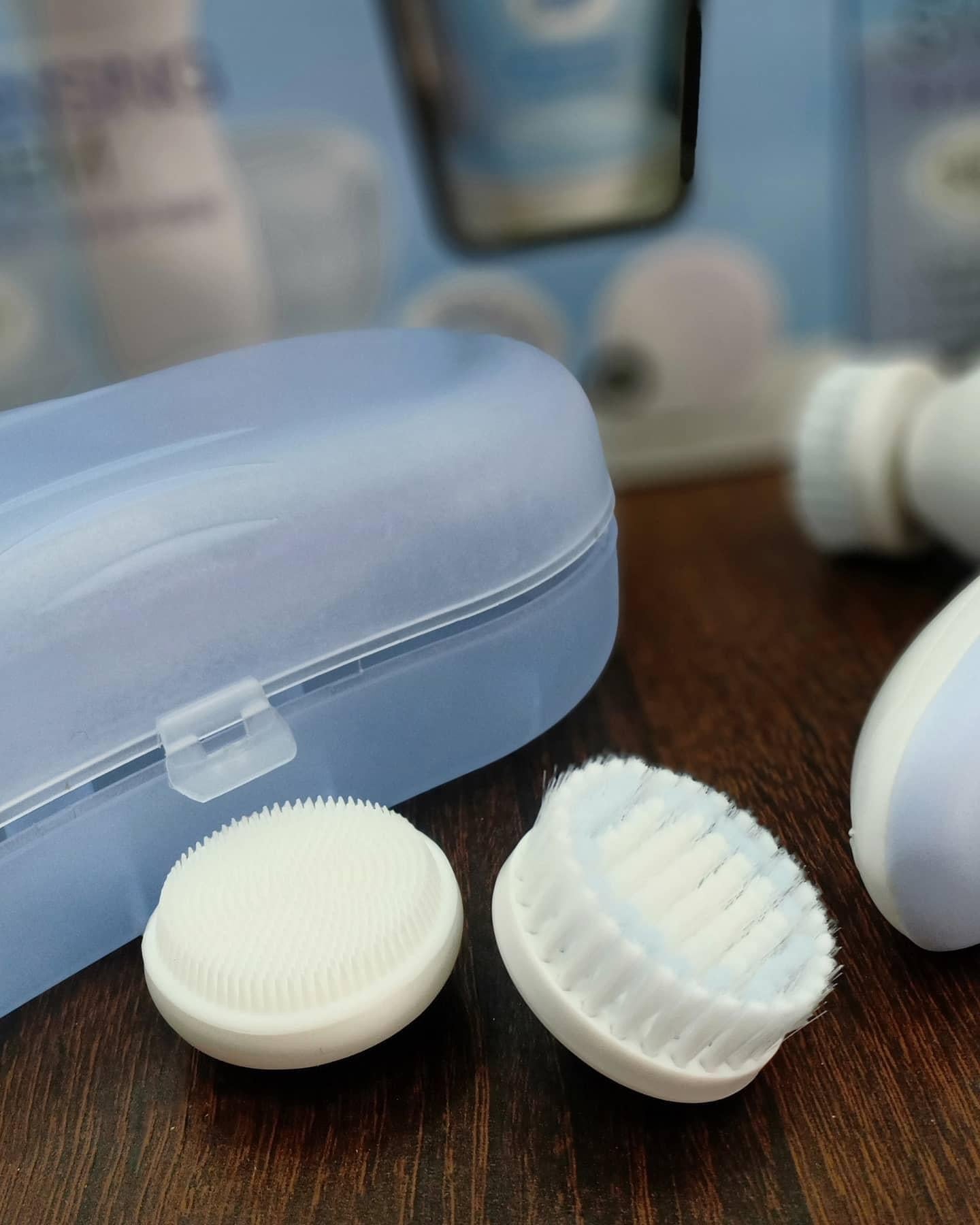 ESSENTIAL DAILY CARE COFFRET BROSSE NETTOYANTE (ELECTRIQUE) + GEL NETTOYANT POUR LE VISAGE 6 PCS