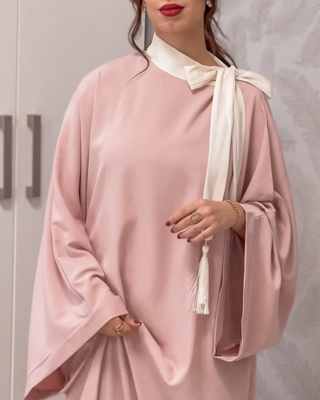 HIJAB ÉLÉGANCE ROSE AVEC NOEUD BLANC