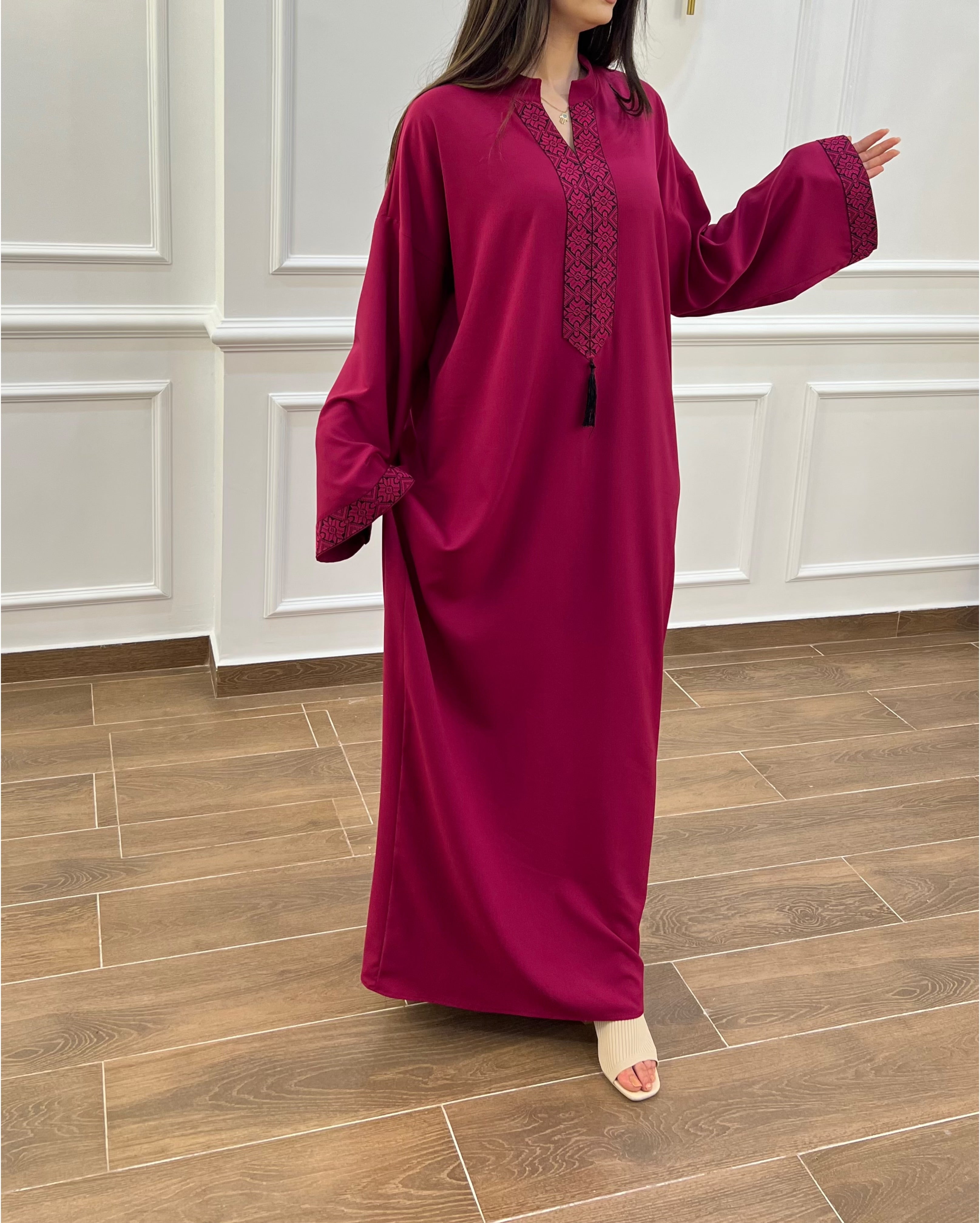 DJEBBA TRADITIONNELLE STYLE DJELLABA EN COULEUR AUBERGINE