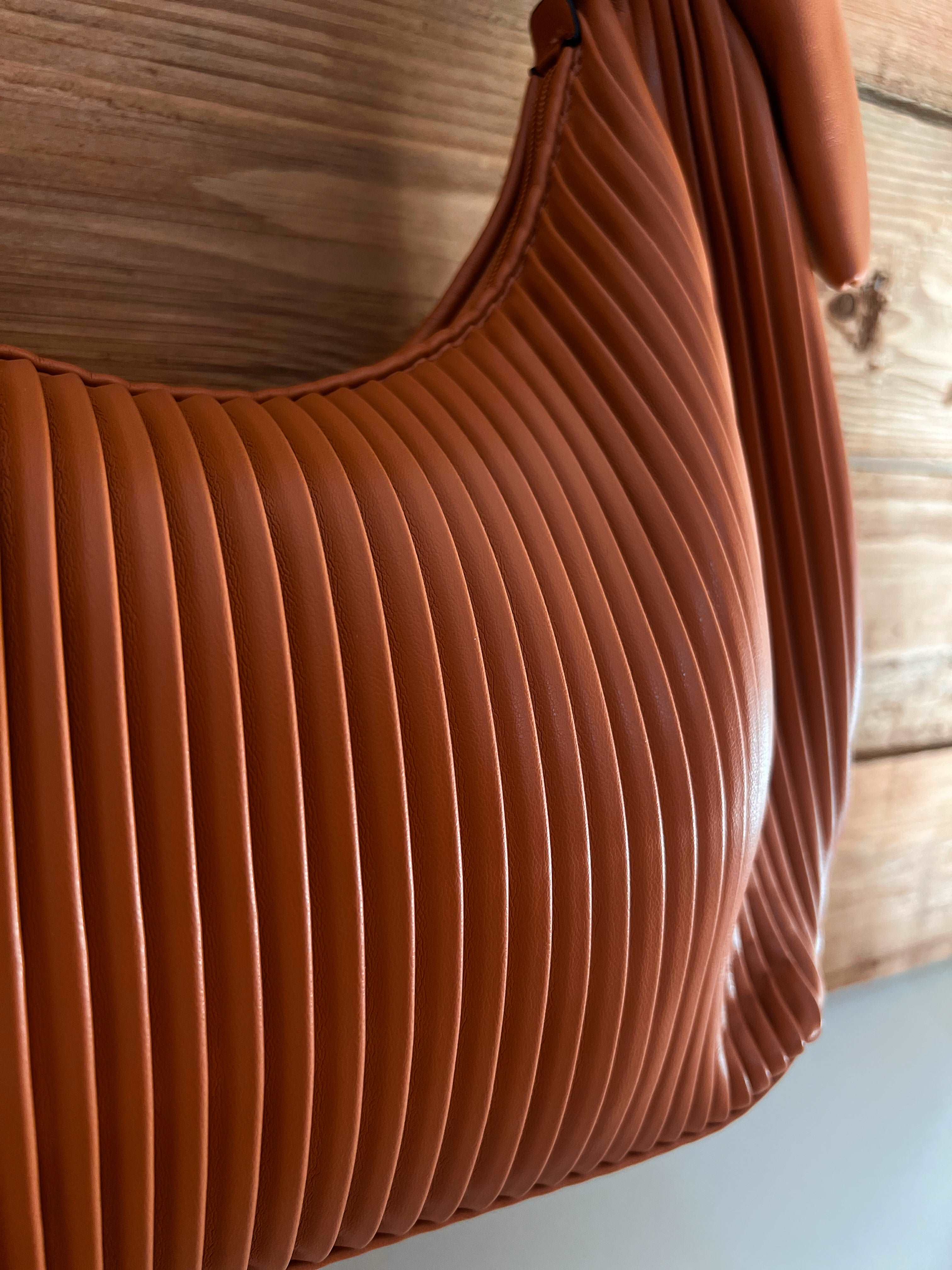 SAC UNIVERSITE - Premium SAC A MAIN from DION - Just DA 4200! Shop now at DION