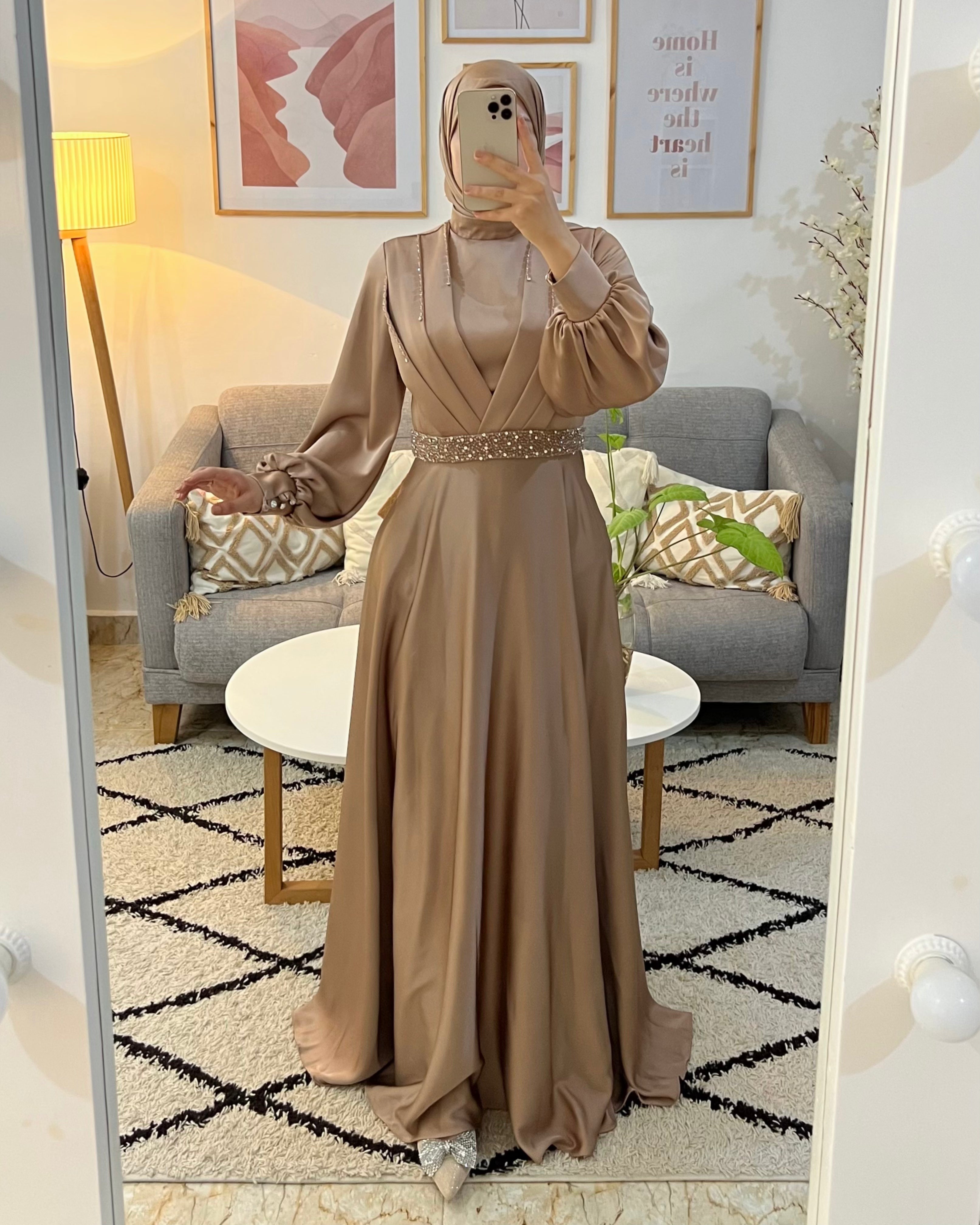 ROBE DE SOIREE HIJAB CEINTURE DE PERLES COULEUR BEIGE GOLD