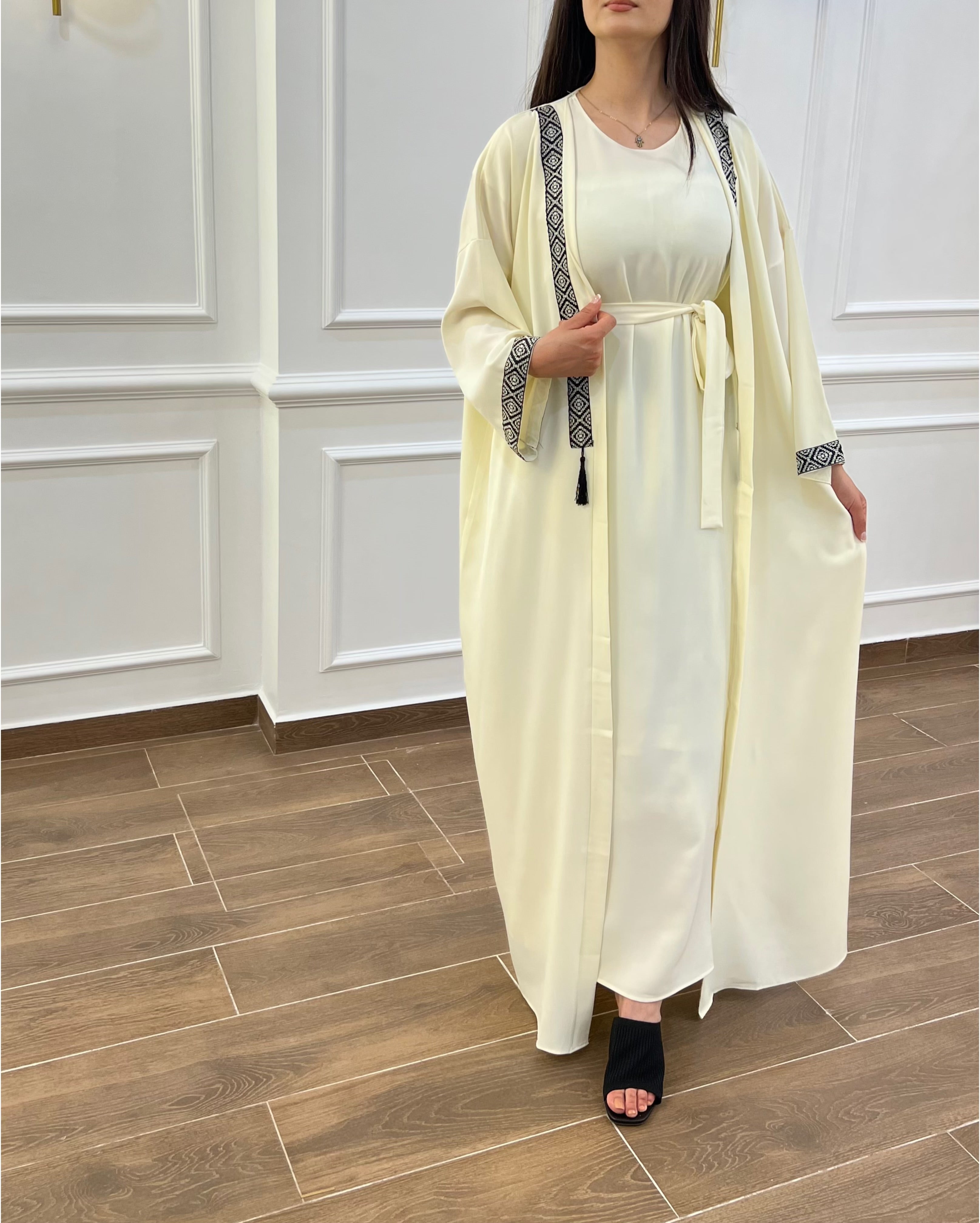 ABAYA+ROBE TRÈS CLASSE EN COULEUR BLANC CASSÉ