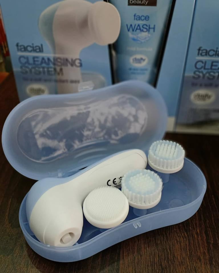 ESSENTIAL DAILY CARE  COFFRET BROSSE NETTOYANTE (ELECTRIQUE) + GEL NETTOYANT POUR LE VISAGE 6 PCS