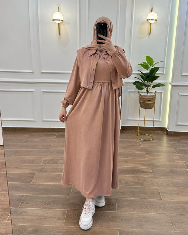 HIJAB HIVER AVEC VESTE SANS MANCHES DE COULEUR ROSE BÉBÉ