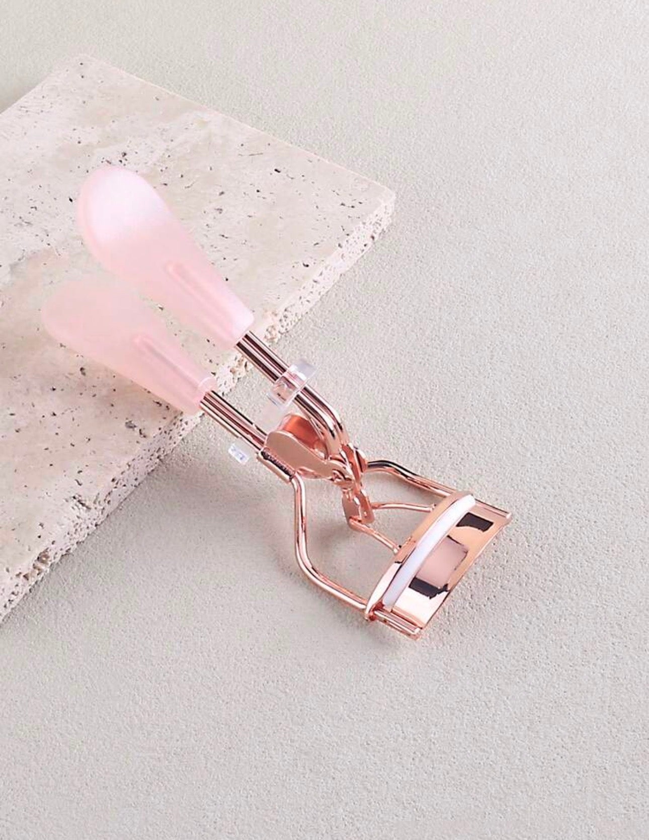 RECOURBE-CILS SHEGLAM A POIGNÉE ROSE TRANSPARENT ( GOLD ROSE )