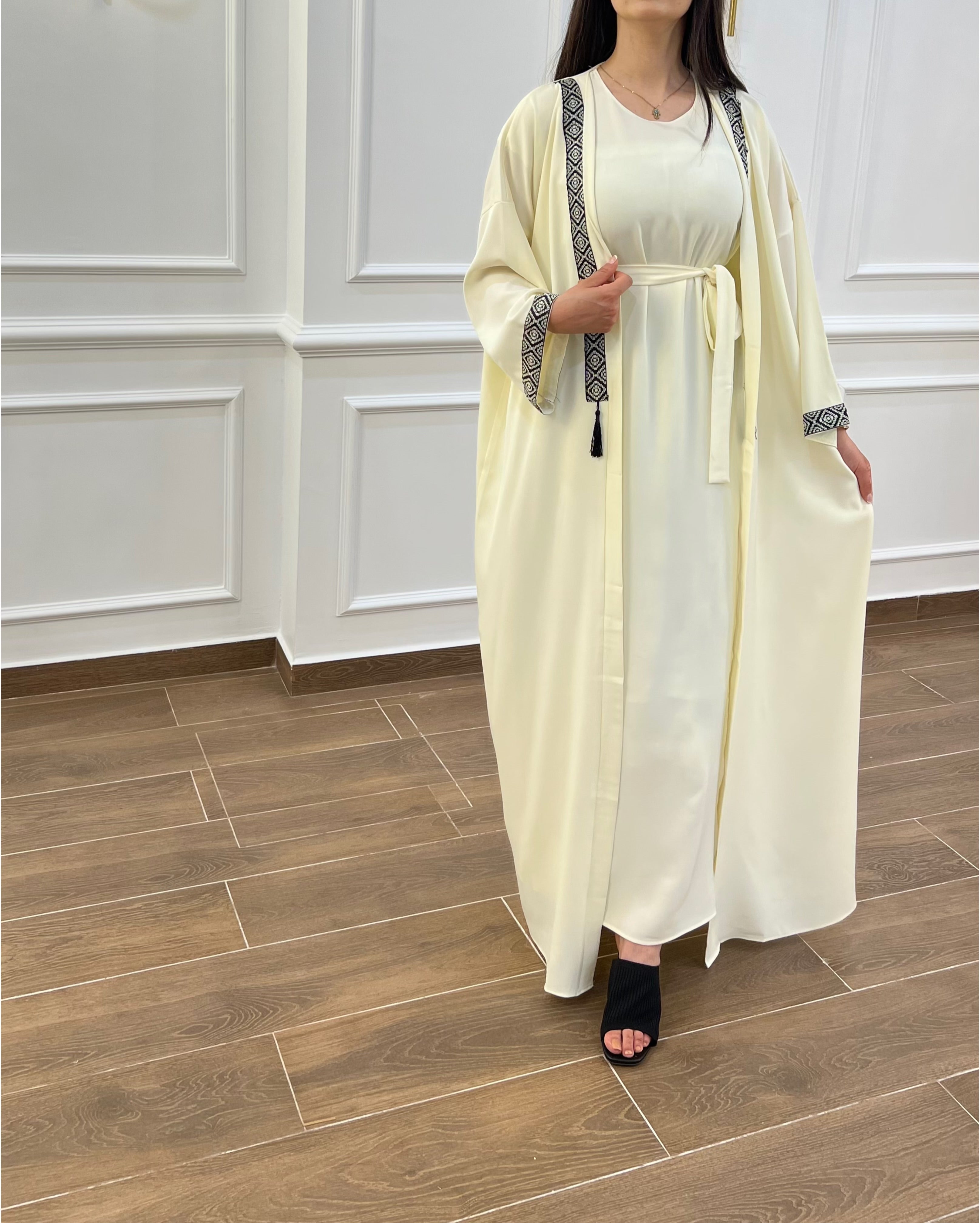 ABAYA+ROBE TRÈS CLASSE EN COULEUR BLANC CASSÉ