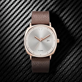 TOMI ORIGINAL MONTRE UNISEX ACIER INOXYDABLE DORÉ CEINTURE MARRON EN CUIR FOND BLANC