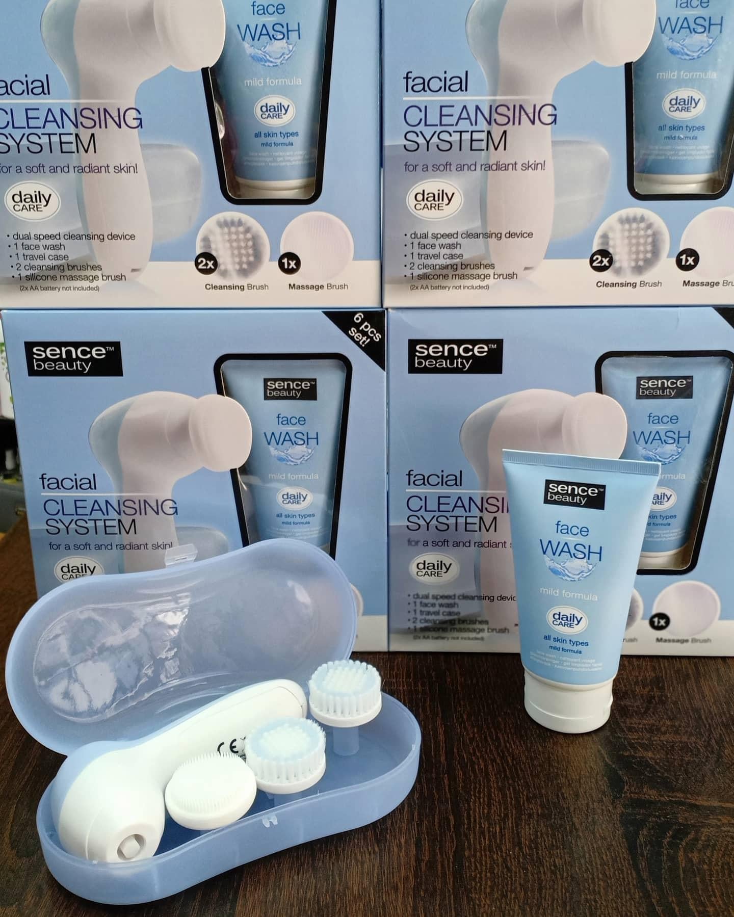 ESSENTIAL DAILY CARE  COFFRET BROSSE NETTOYANTE (ELECTRIQUE) + GEL NETTOYANT POUR LE VISAGE 6 PCS