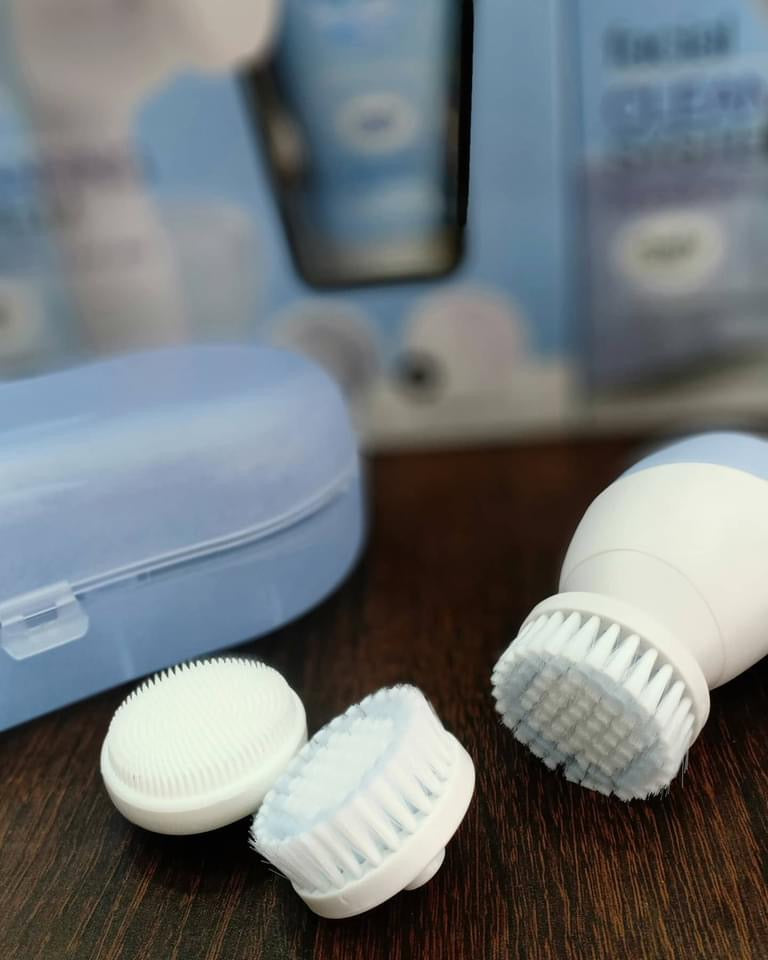 ESSENTIAL DAILY CARE  COFFRET BROSSE NETTOYANTE (ELECTRIQUE) + GEL NETTOYANT POUR LE VISAGE 6 PCS
