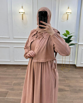 HIJAB HIVER AVEC VESTE SANS MANCHES DE COULEUR ROSE BÉBÉ