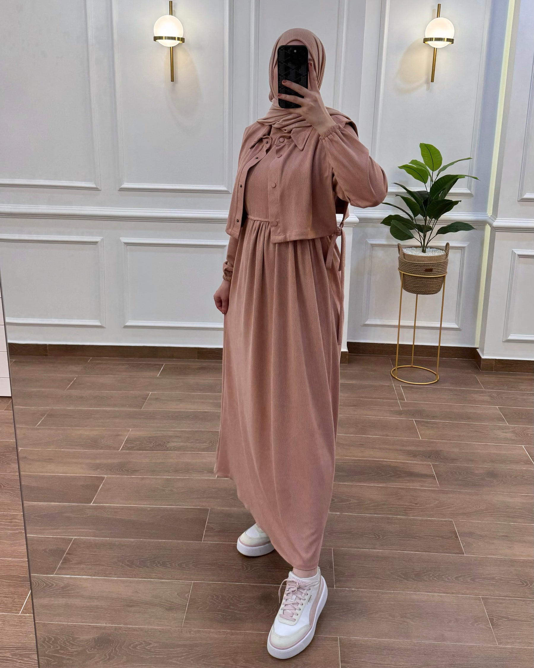 HIJAB HIVER AVEC VESTE SANS MANCHES DE COULEUR ROSE BÉBÉ