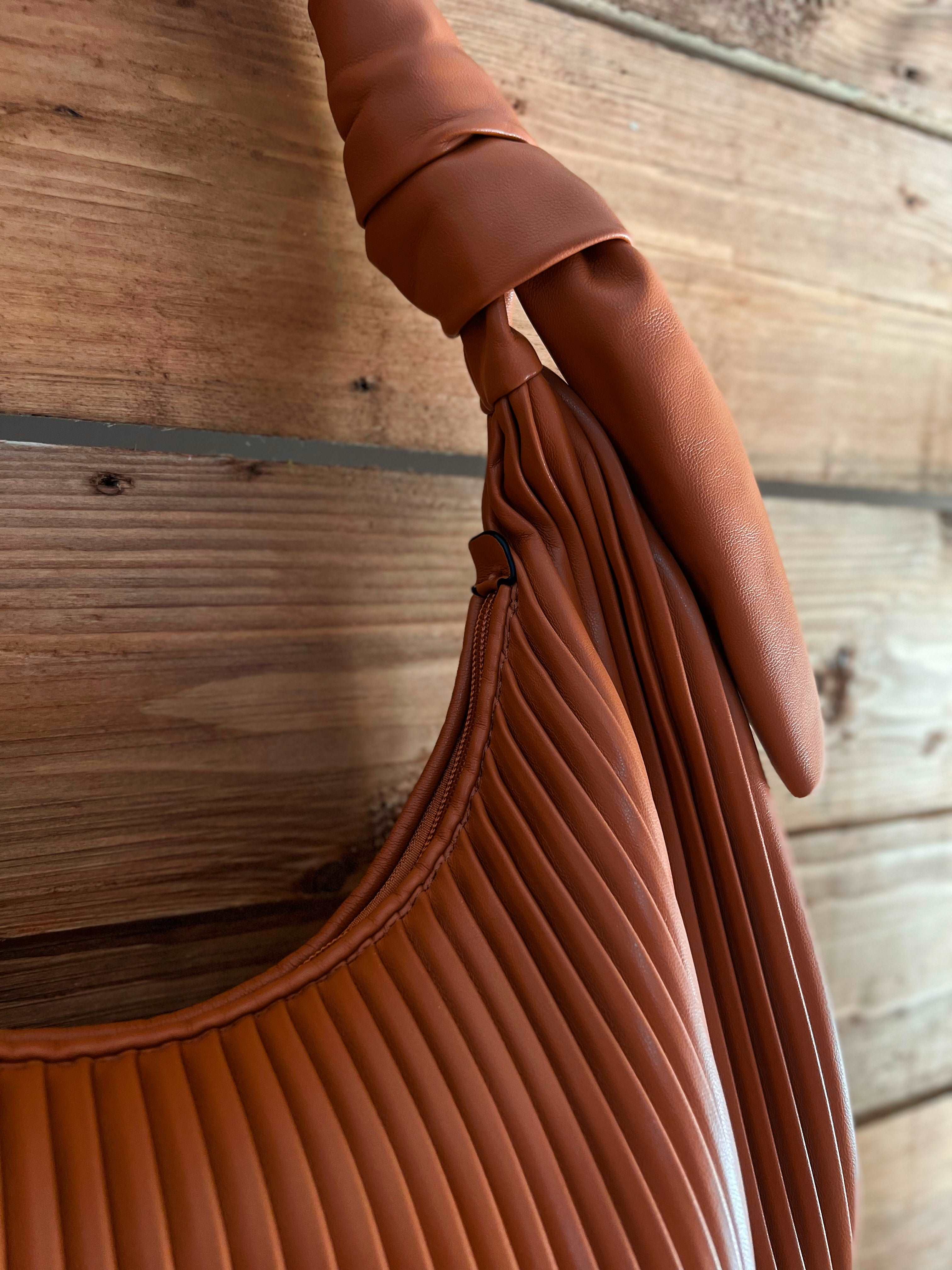 SAC UNIVERSITE - Premium SAC A MAIN from DION - Just DA 0! Shop now at DION